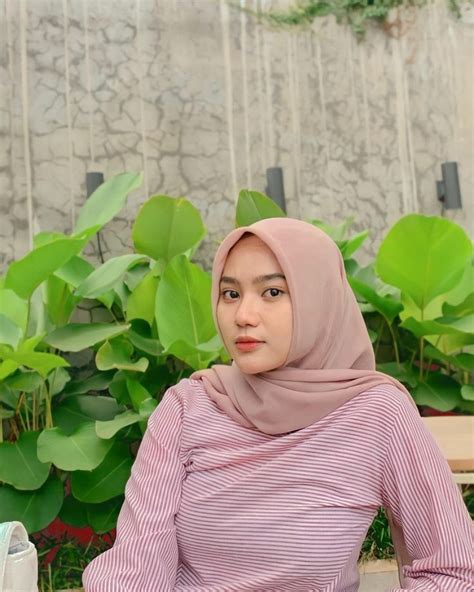 Pin Oleh Ikeh Kimochi Di Hijab Stylist 2 Di 2021 Gadis Berjilbab