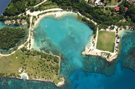 Turqoise waters, colorful reefs and white sandy beach, that is! Santa Maria Island Harbour Anchorage in Oracabessa ...