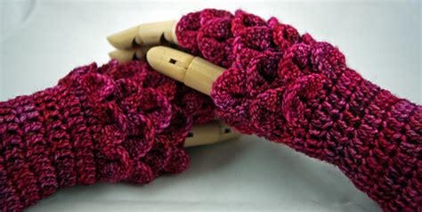 Gloves are simple and quick to make. Ravelry: Dragonscale Gloves pattern by Rachel Barlow