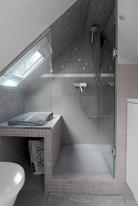 Il est possible de créer une petite salle de bains sous pente à partir de 5m², pour ce type de. idee deco salle de bain sous comble - Idée de déco