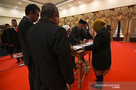 Risma Gelar Mutasi Dan Rotasi Pejabat Pemkot Surabaya Antara News
