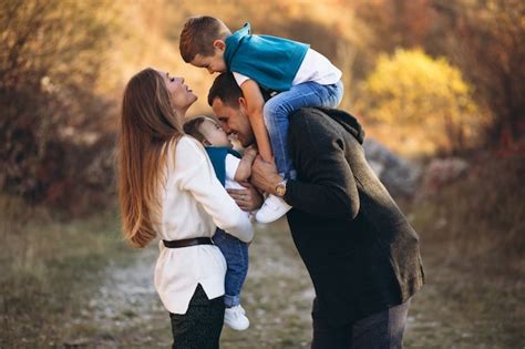 Familia Joven Con Dos Hijos Juntos Fuera Del Parque Foto Gratis