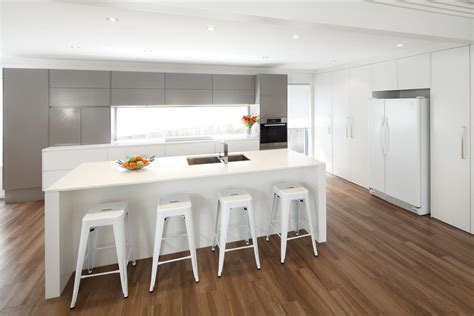 Browse inspirational photos of modern kitchens. Sleek modern kitchen - Completehome