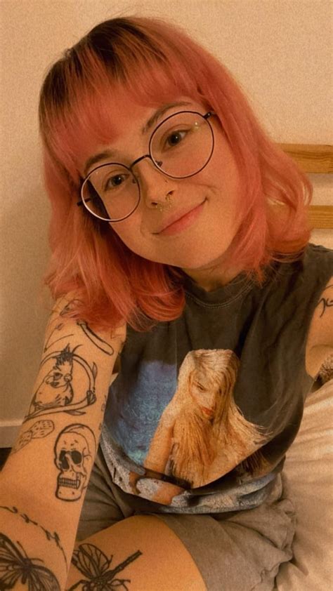 Ugh I Just Want Someone To Care That I Dyed My Hair Pink😤 R Lesbianactually