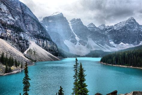 Parque Nacional De Banff Del Lago Moraine Imagen De Archivo Imagen De