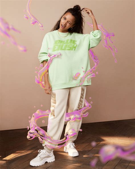 Billie eilish says her blonde tresses have given her a new lease of life after months of keeping her transformation a secret from fans. 2020年首個聯乘計劃：Billie Eilish 與 H&M 合作推出環保服飾系列 - Vogue Hong Kong