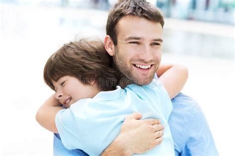 Abbracciare Del Figlio E Del Padre Fotografia Stock Immagine Di Uomini Padri