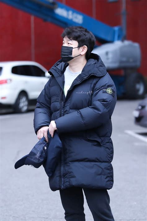인터뷰에서는 온라인 상에서 유행 중인 '조승우 낚시짤'에 대한 이야기가 나왔다. (생각보다) 옷 잘입는 조승우 뮤지컬 퇴근길 사복 모음 (약스압 ...