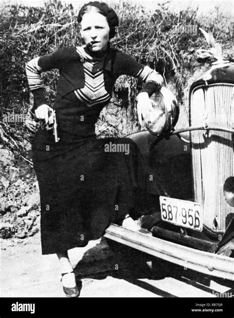 Bonnie Parker 1933 Foto Von Der Berüchtigte Outlaw Und Ihr Auto Genommen Von Clyde Barrow