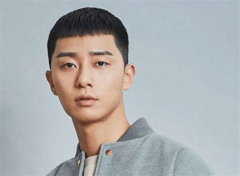 Dalam drama ini, aktor park seo joon memerankan karakter bernama park saeroyi yang memiliki potongan rambut yang khas. พัคซอจุน(Park Seo Joon) ประวัติดาราเกาหลี ดาราเกาหลี ...