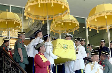Kemangkatan sultan kedah, tuanku abdul halim memang ditangisi ramai terutamanya mereka yang begitu rapat dan pernah bertemu dengan almarhum semasa hayatnya. Kemangkatan Sultan Kedah, Almarhum Sultan Abdul Halim Mu ...