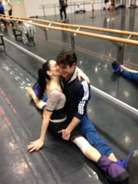 Immagine di copertina © luciano romano. Roberto Bolle e Beatrice, baci e coccole durante le prove ...