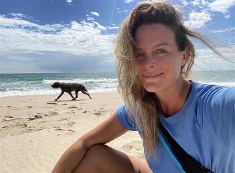 Julie Le Breton dévoile un magnifique selfie au naturel sur la plage