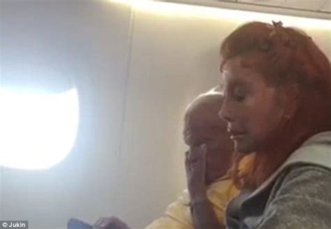 United Express Passenger Filmed Being Kicked Off A Plane Whilst Swearing At Police Daily Mail