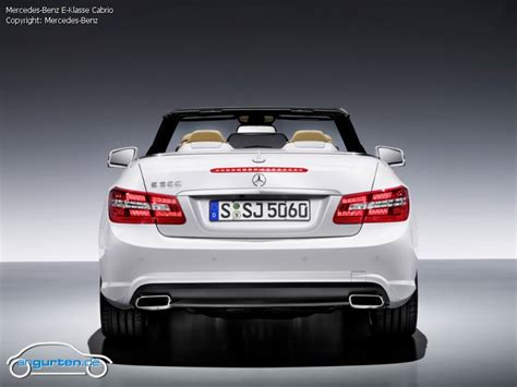 That has some advantages, not least that the boot can offer more space with the roof stowed. Mercedes-Benz E-Klasse Cabrio (A 207)- Fotos & Bilder