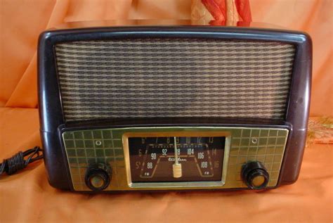 Vintage 1950 Truetone D2026 Tube Radio Bakelite Big Bold Modern Style A