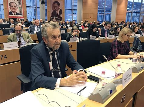 Ο δημήτρης εμμανουηλίδης, ο οποίος μπήκε αλλαγή λίγο πριν το τέλος του ματς και κατάφερε να διαμορφώσει το τελικό σκορ στο τέταρτο λεπτό των καθυστερήσεων, στη διάρκεια των δηλώσεών του. Ο Δημήτρης Εμμανουηλίδης στο Ευρωπαϊκό Κοινοβούλιο [βίντεο ...