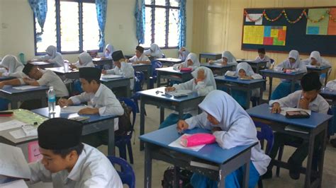 Haram kepada perempuan melakukan perkara yang boleh mendatangkan fitnah. Soalan Peperiksaan Pendidikan Agama Islam Tahun 4 - Selangor p