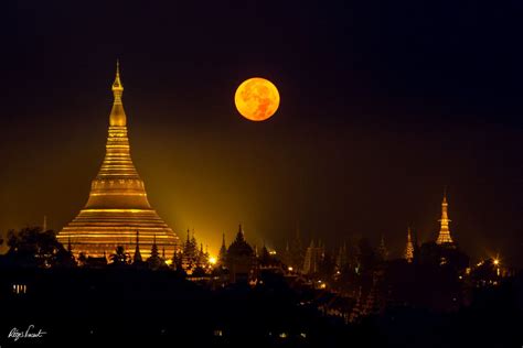 Shwedagon Pagoda With The Full Moon Shwedagon Pagoda Pagoda