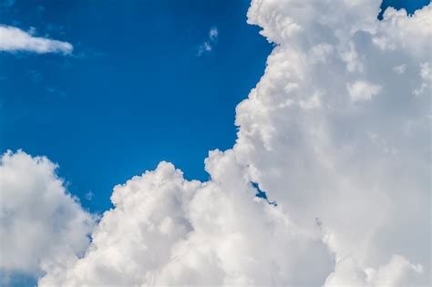 Cielo Azul Vibrante Con Nubes Blancas Hinchadas Foto Premium