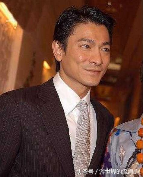 劉德華又以大熱態勢拿下1993年度十大勁歌金曲國內最受歡迎香港男歌星和1994年度十大勁歌金曲最受歡迎男歌星獎 ，93年在紅磡體育館舉辦的20場「真我的風采」演唱會為其第一次香港個唱 ，93年首次在中國大陸的上海 、北京 、重慶等地展開了23場的室內巡迴. 劉德華活動現場宣布退出娛樂圈，稱：「老了，該退出了」 - 每日頭條