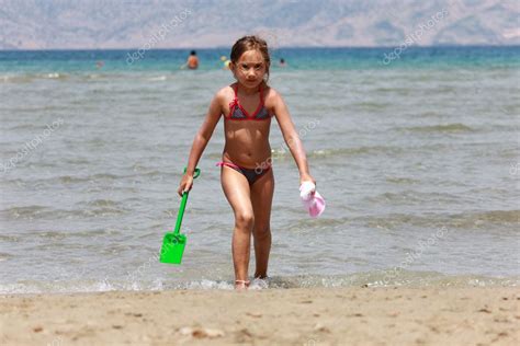 mädchen spielt am strand stockfotografie lizenzfreie fotos © vladislavgajic 9803297