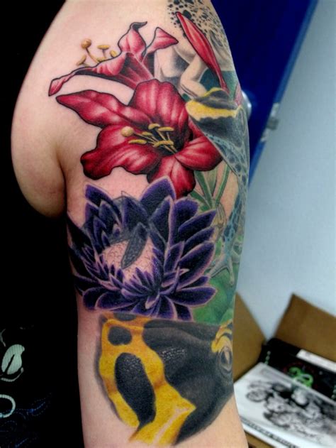 Cada vez es más común ver gente con todo el brazo tatuado, a esto de le llama manga o si tienes medio brazo media manga. Tatuajes media manga originales para hombres y mujeres