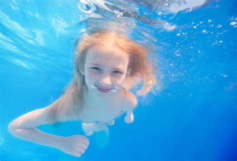 Zwemmend Jong Meisje Onderwater In Pool Stock Foto Image Of Wijfje Mensen 56086914