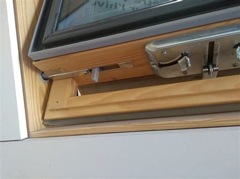 De plus, si les attaches du volet sont en métal, ils peuvent rouiller en raison de l'écaillement de la peinture. Demonter Store Occultant Velux