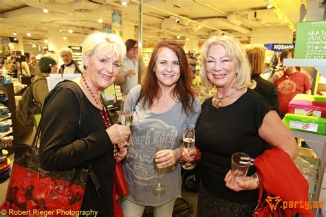 Janousek, nina nina janousek stammt aus kroatien und kam nach einer bewegten jugend über die usa nach wien. Party.at - Photos: Nina Janousek präsentiert "Madame Nina ...