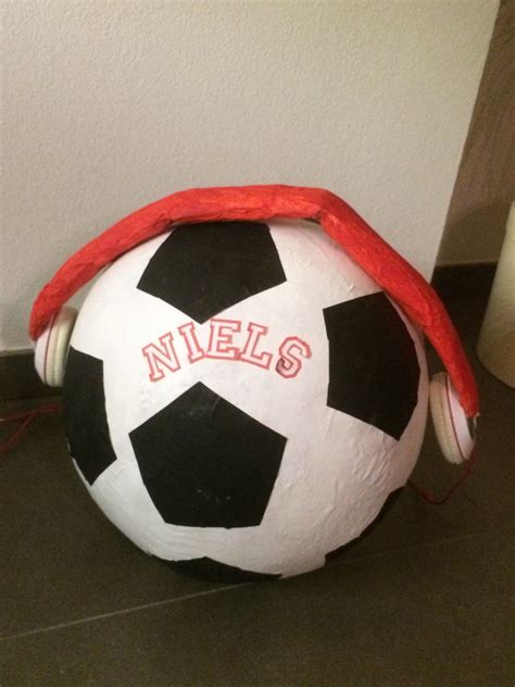 voetbal met koptelefoon surprise suprise soccer ball european football european soccer