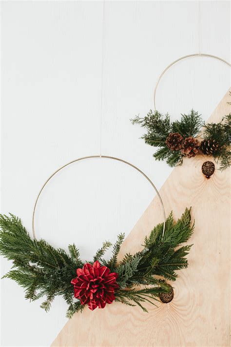 Cork wreaths are a modern touch on the old and traditional wreaths. Gold Christmas Wreaths - 10 DIY Ideas to add Style in ...