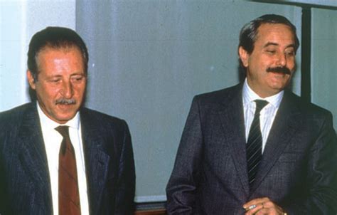 Borsellino chiama accanto a sé il collega e amico d'infanzia giovanni falcone e insieme a lui forma quello che poi diventò il famoso pool antimafia. Via D'Amelio, una strage senza verità - La Voce di New York
