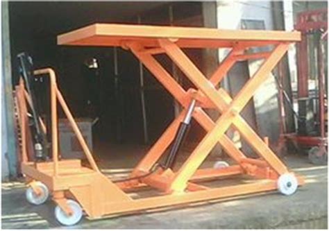 Hassle Free Operations Single Scissor Type Hydraulic Mobile Lifting