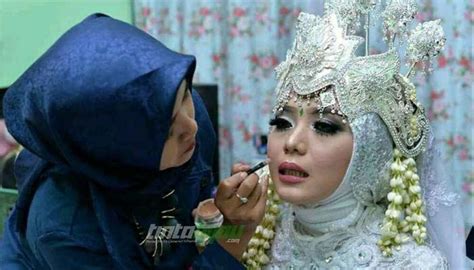 Sempat tangkap gambar katil pengantin yang romantik tu. Pengantin Satu Malam Novel - Serba Pengantin