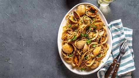 1 kg vongole veraci grosse, 200 g spaghetti, 1 testa d'aglio, 1 peperoncino fresco, prezzemolo fresco, prezzemolo riccio, basilico, olio, sale. Ingredienti Spaghetti Alle Vongole - Ricetta Spaghetti ...