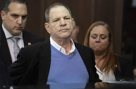 Disgraced movie mogul harvey weinstein will be extradited to california after a new york judge's approval, where he faces additional sexual assault charges. Harvey Weinstein: Ex-Filmmogul muss früher vor Gericht ...