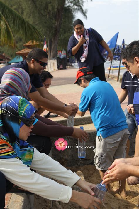 Isi botol dengan air dan balik dasar botol sehingga berada di permukaan air dan bisa menahan kotoran. aunieZ: Team building di Port Dickson