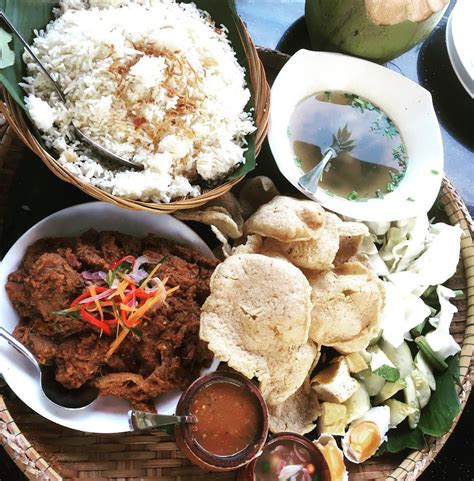 Namun di masa pandemi ini, tetap patuhi protokol kesehatan dan sebaiknya bungkus untuk makan di rumah. MAT DRAT: Tempat Makan Best di Langkawi