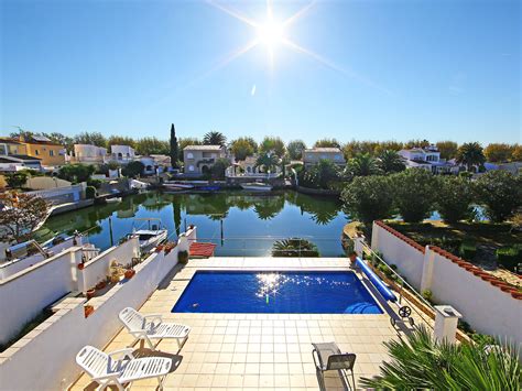 Agencia immobiliaria de propiedades y apartamentos al canal en empuriabrava en la costa brava. Ferienhaus Empuriabrava Costa Brava Villa Spanien Fluvia