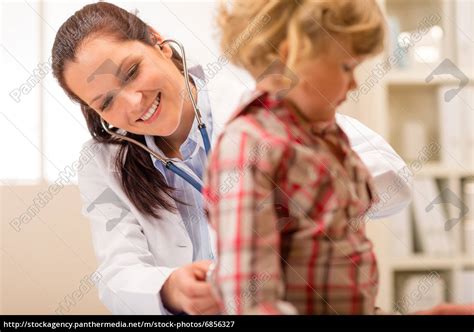 Pediatrician Kind M Dchen Mit Stethoskop Untersuchen Lizenzfreies