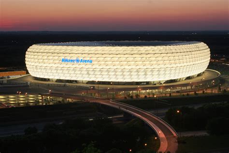 Vertrauen sie für ihre versicherungen auf mehr als 125 jahre qualität und finanzstärke. Allianz Arena oslavuje 10. narodeniny | TOUCHIT