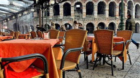 Palazzo chigi è in ogni caso orientato per un intervento immediato e deciso già dalla settimana prossima o al più tardi all'inizio d'agosto per sedersi nei bar e nei ristoranti al luoghi di lavoro mediante il green pass non rientra nel perimetro del protocollo sottoscritto il 6 aprile scorso. Ristoranti, spettacoli. green pass: ecco il nuovo decreto ...