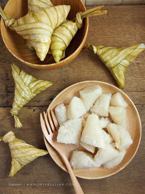 Ketupat palas atau ketupat pulut ialah ketupat yang menggunakan daun pokok palas sebagai pembungkusnya. Ketupat palas, cara buat ketupat palas, cara balut ketupat ...