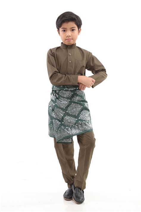 Sementara penari wanita menggenakan baju kurung, kain songket, labuh, kain samping. Baju Melayu Moden Cekak Musang For Kids ( Army Green ...