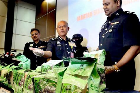 Pdrm mempunyai lapan jabatan iaitu jabatan siasatan jenayah, jabatan siasatan jenayah narkotik, jabatan keselamatan dalam negeri dan ketenteraman awam (kdn/ka), cawangan khas, jabatan siasatan jenayah komersil, jabatan pengurusan, pasukan petugas khas dan jabatan. Taktik baru sindiket di Malaysia: Dadah dicampur minuman ...
