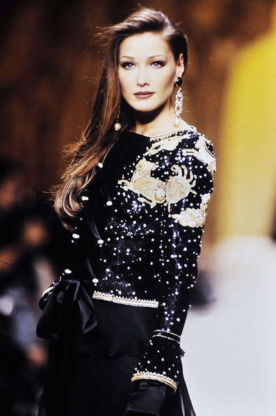 Carla bruni hat ruhm bekannt, da sie ihre karriere als model in den späten 1980er jahren begann. Carla Bruni-Sarkozy : ses photos quand elle était jeune ...