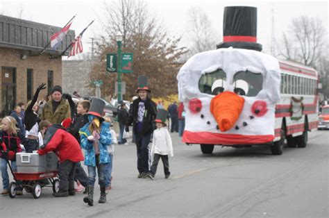 Photo gallery: Monett Christmas parade (12/12/12) | Christmas parade, Christmas parade floats 