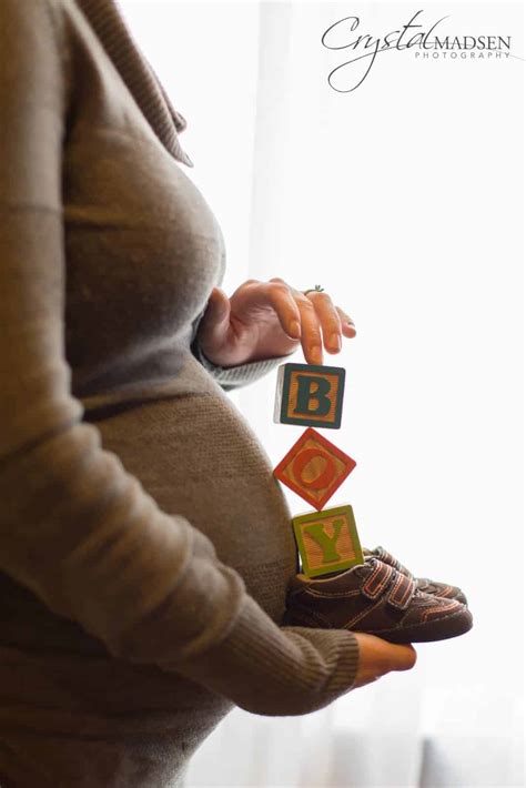 I know it's tempting to think that we need to leave our home and go to some interesting or far flung location to get great photos, but there is a wealth of opportunity to practice. 15 Adorable & Easy Ideas For Your Maternity Shoot