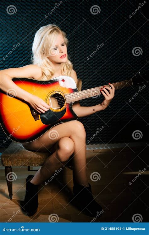 Musicien Nu Femme Avec La Guitare D Acustic Photo Stock Image Du